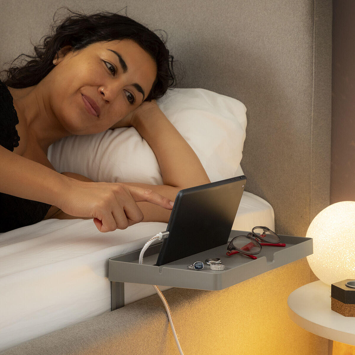 Prateleira Universal para Cama – Bedten InnovaGoods | Apoio Portátil para Telemóvel, Tablet